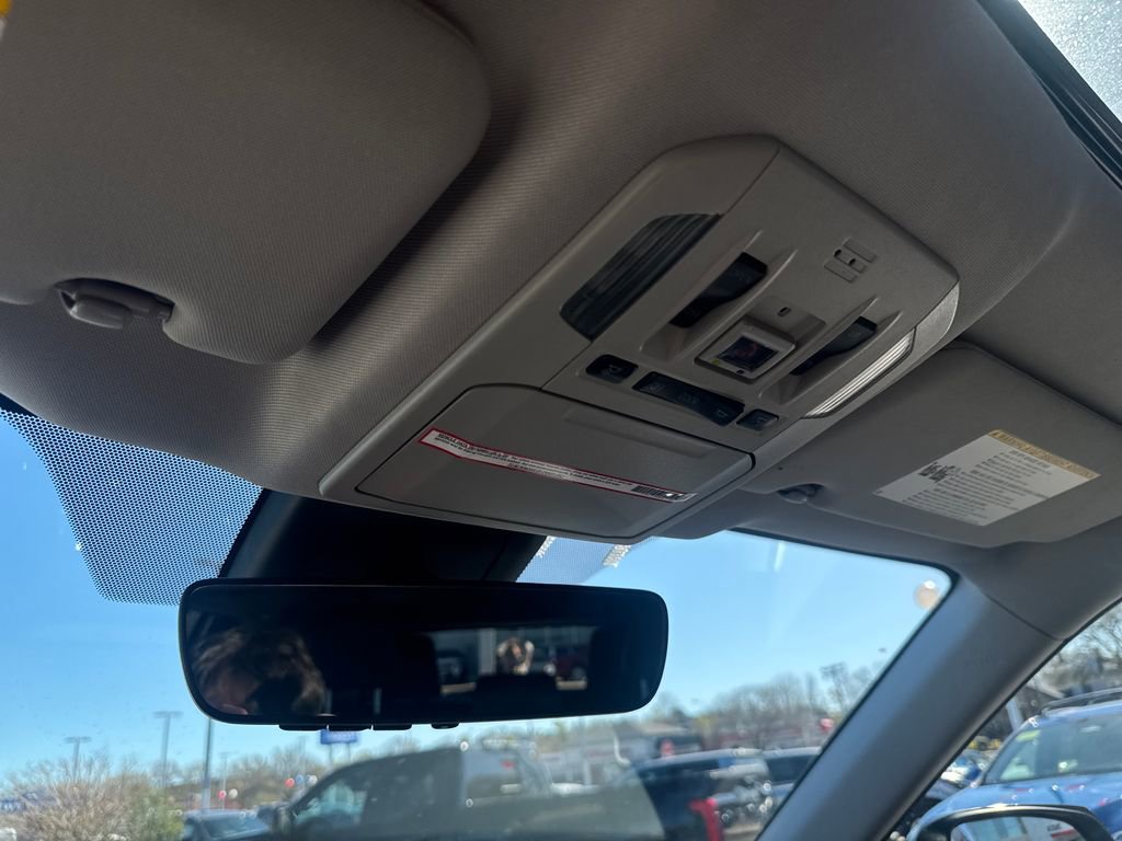 Used 2022 Toyota Highlander XLE AWD/4WD image 33