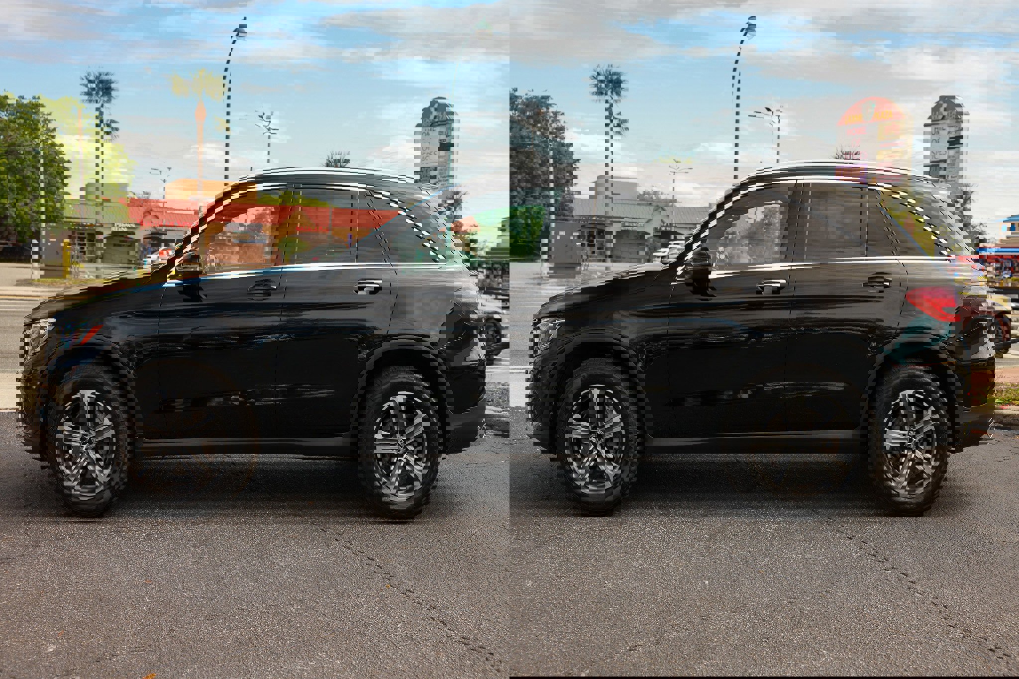 Used 2019 Mercedes-Benz GLC 300 w/ Premium Package image 4