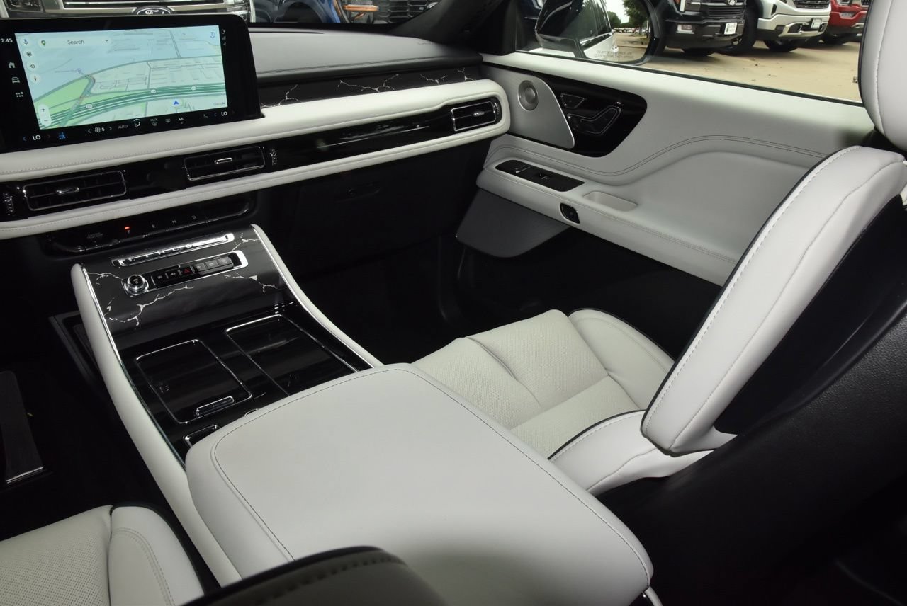 Used 2025 Lincoln Aviator Black Label AWD/4WD image 18