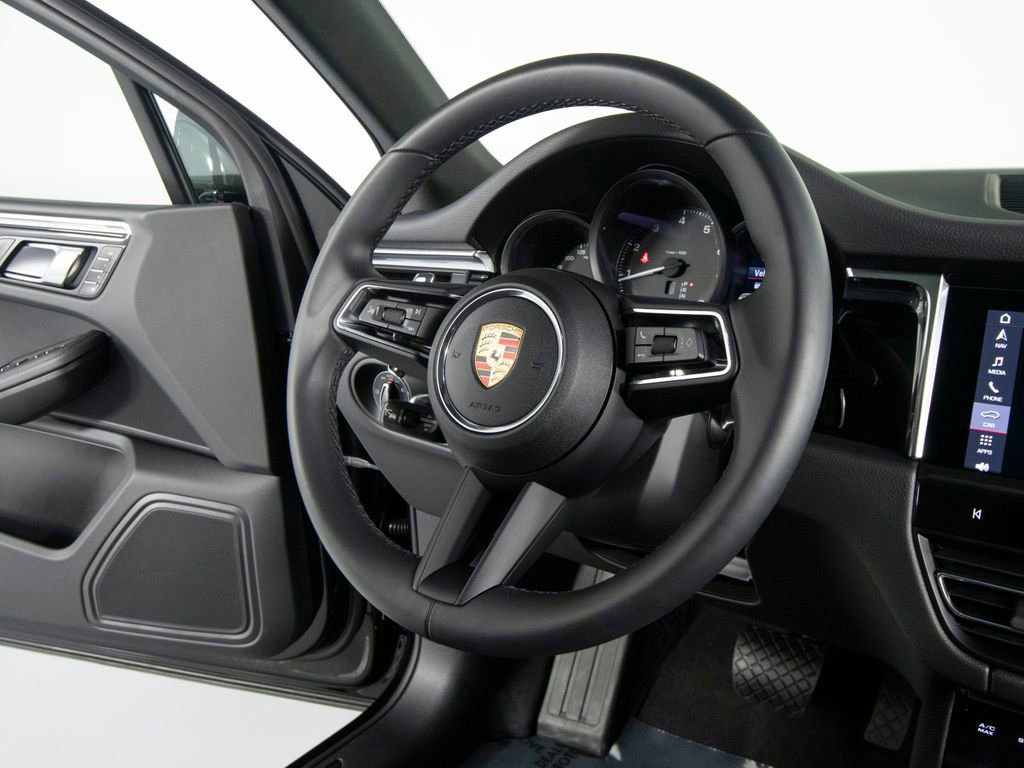 Certified 2025 Porsche Macan image 30