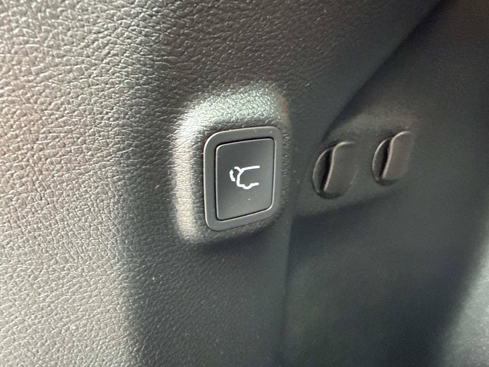 Used 2020 Jeep Cherokee Latitude Plus w/ Comfort/Convenience Group AWD/4WD image 11
