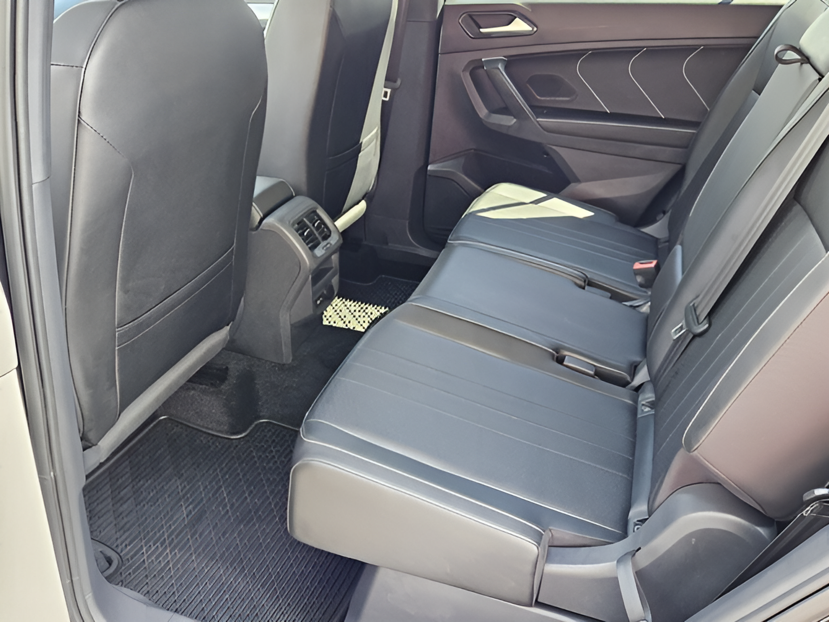 Certified 2023 Volkswagen Tiguan SE R-Line FWD image 9