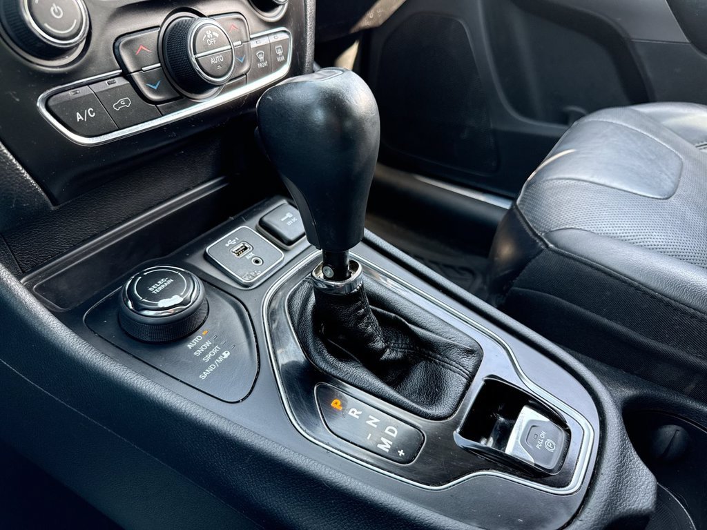 Used 2019 Jeep Cherokee Limited AWD/4WD image 20