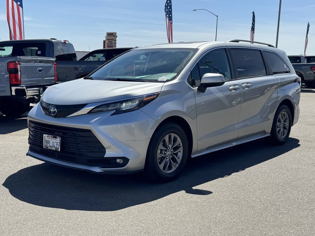 Used 2025 Toyota Sienna XLE FWD image 4