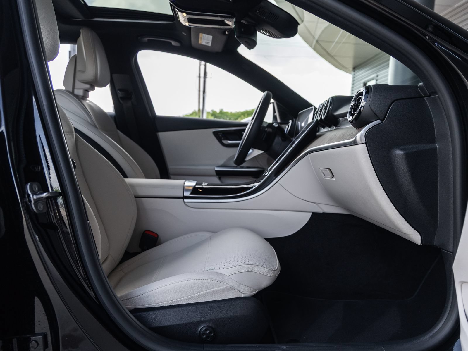 Used 2025 Mercedes-Benz C 300 Sedan image 39