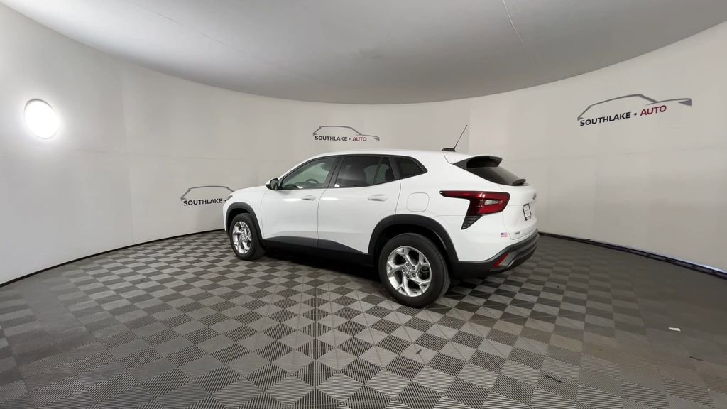 Used 2025 Chevrolet Trax LS w/ LS Convenience Package image 6