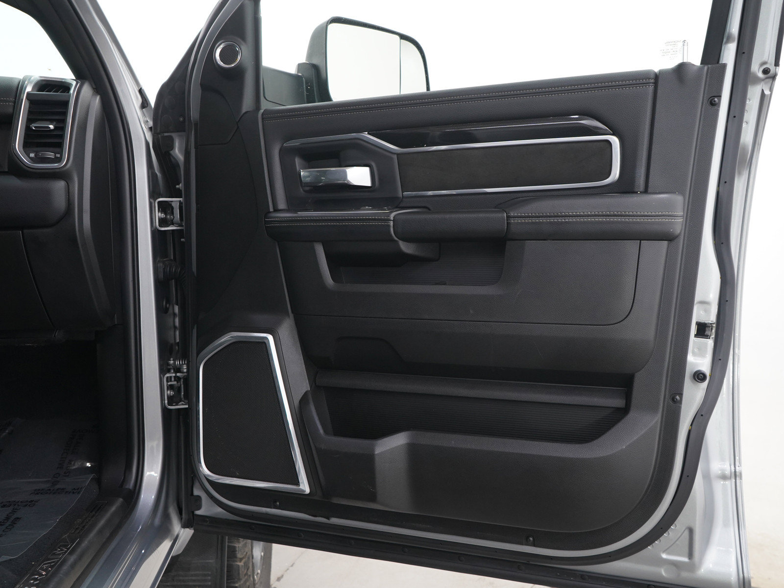 Used 2022 RAM 2500 Laramie AWD/4WD image 9