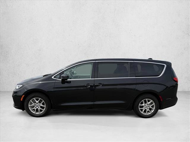 Used 2023 Chrysler Pacifica Touring-L FWD image 5