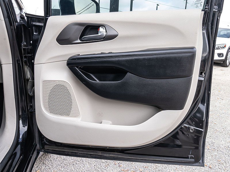 Used 2019 Chrysler Pacifica Limited FWD image 12