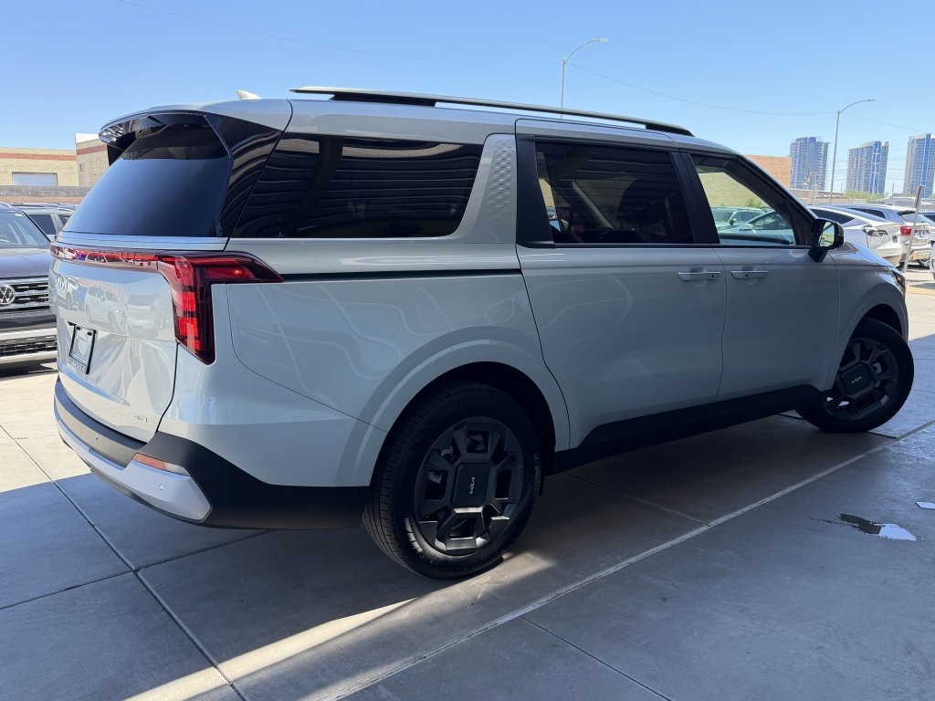 Used 2025 Kia Carnival EX image 4