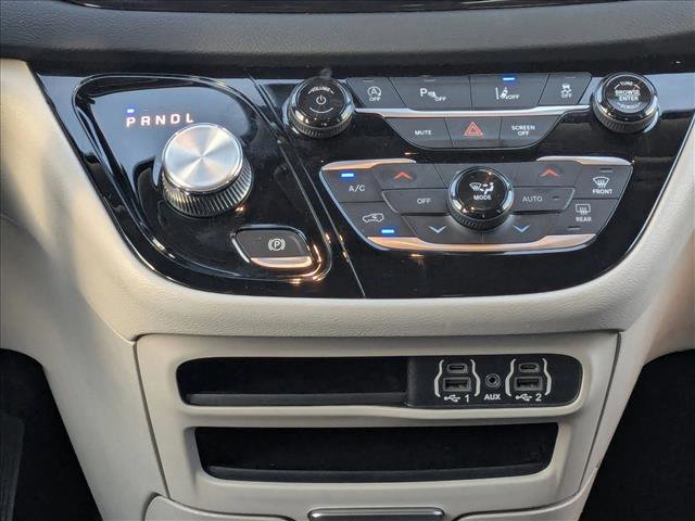 Used 2023 Chrysler Pacifica Touring-L image 11