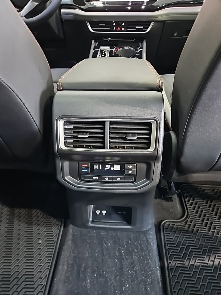 Used 2025 Volkswagen Atlas Peak Edition SE image 18