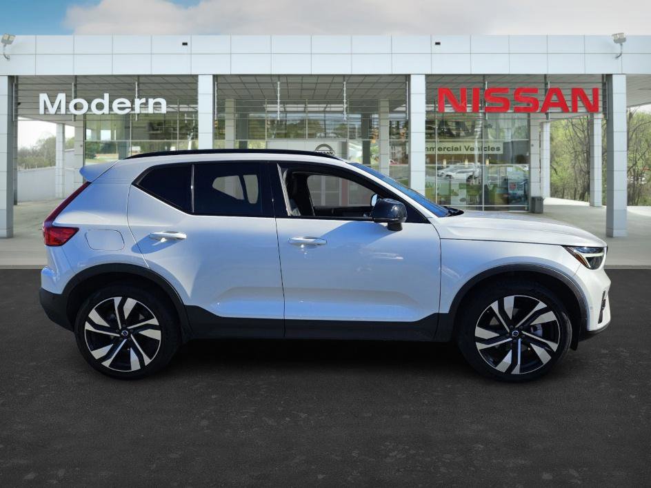 Used 2024 Volvo XC40 B5 Plus w/ Climate Package image 3