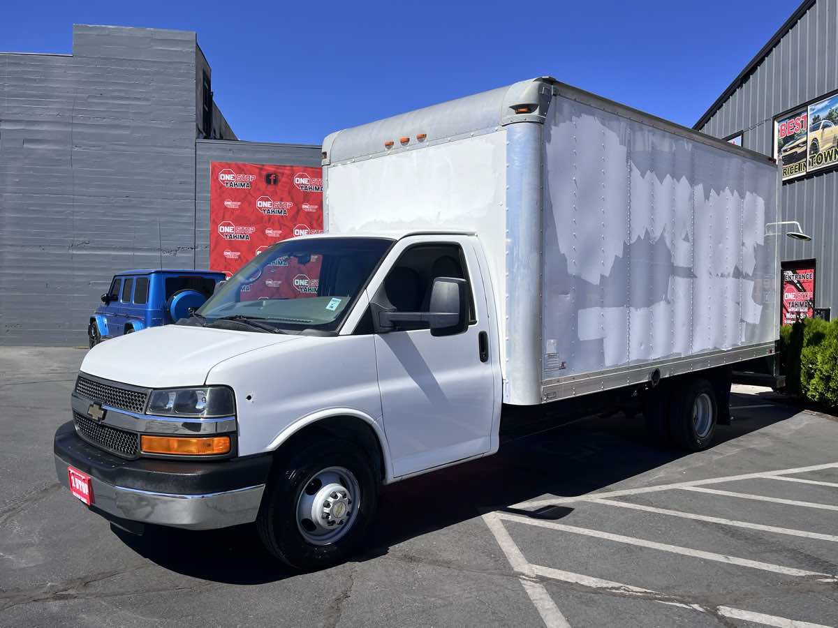 Used 2015 Chevrolet Express 3500 Extended w/ Chrome Appearance Package RWD image 4
