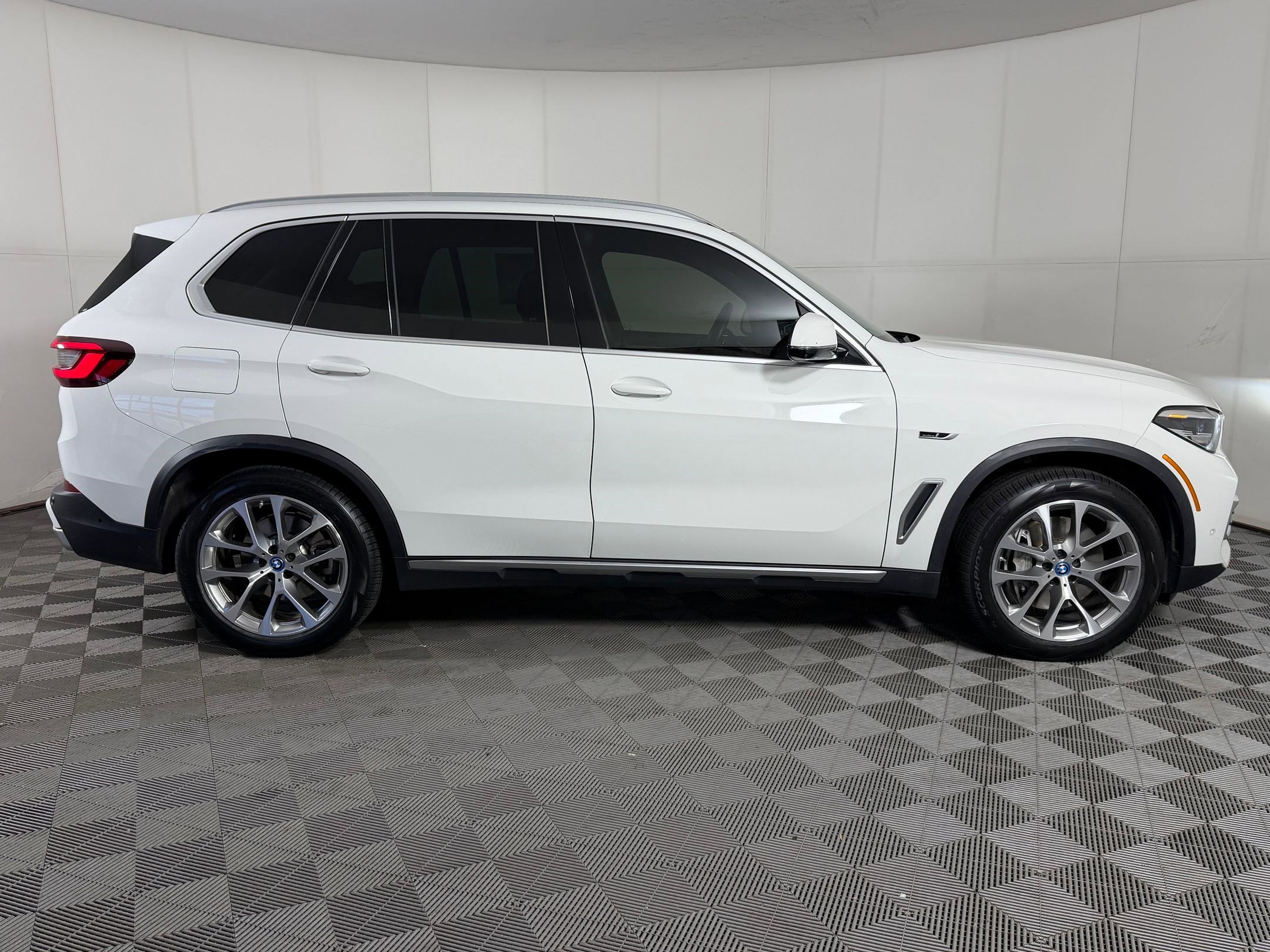 Certified 2022 BMW X5 xDrive45e w/ Climate Comfort Package image 8