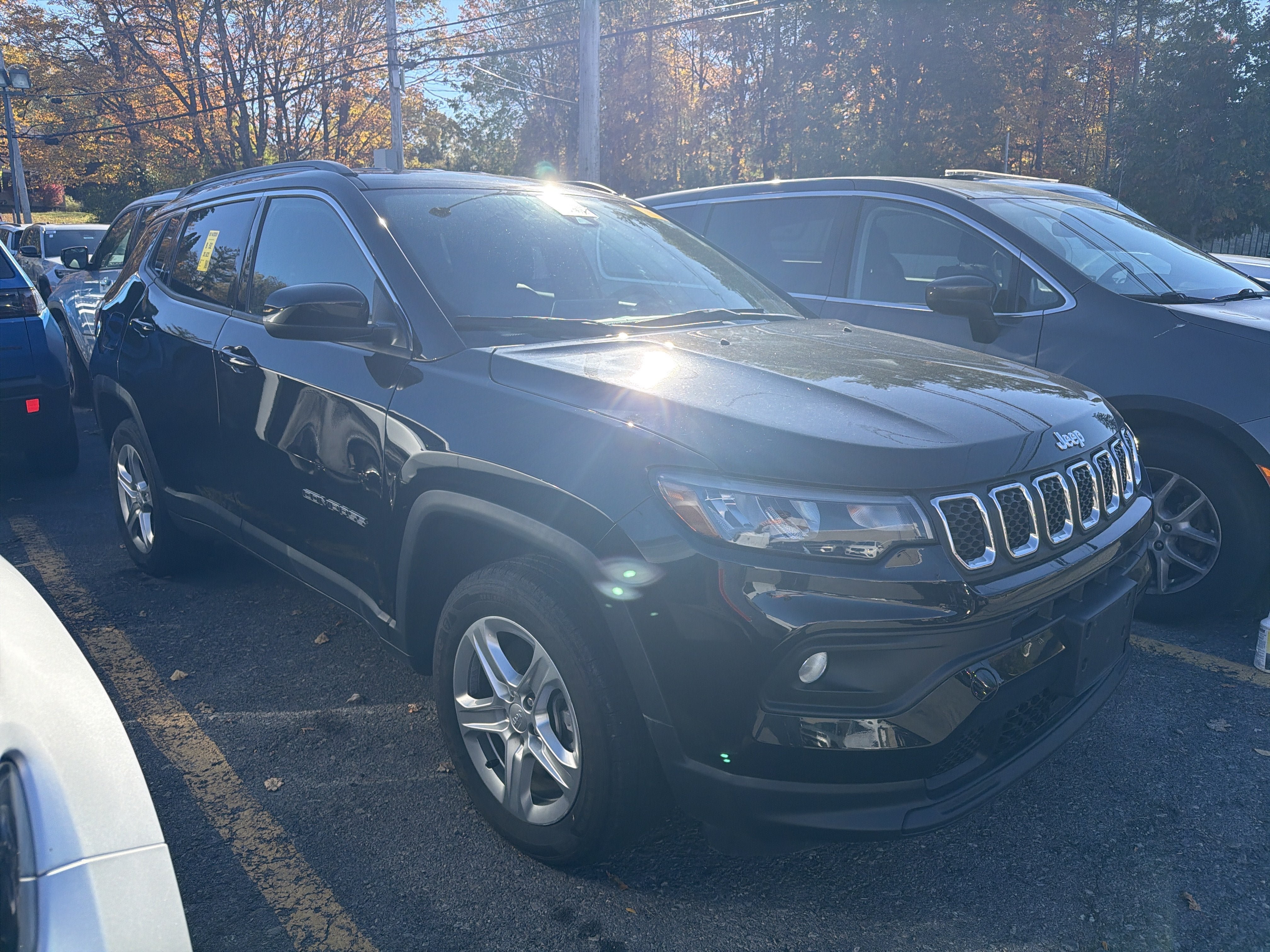 Used 2023 Jeep Compass Latitude w/ Convenience Group AWD/4WD image 2