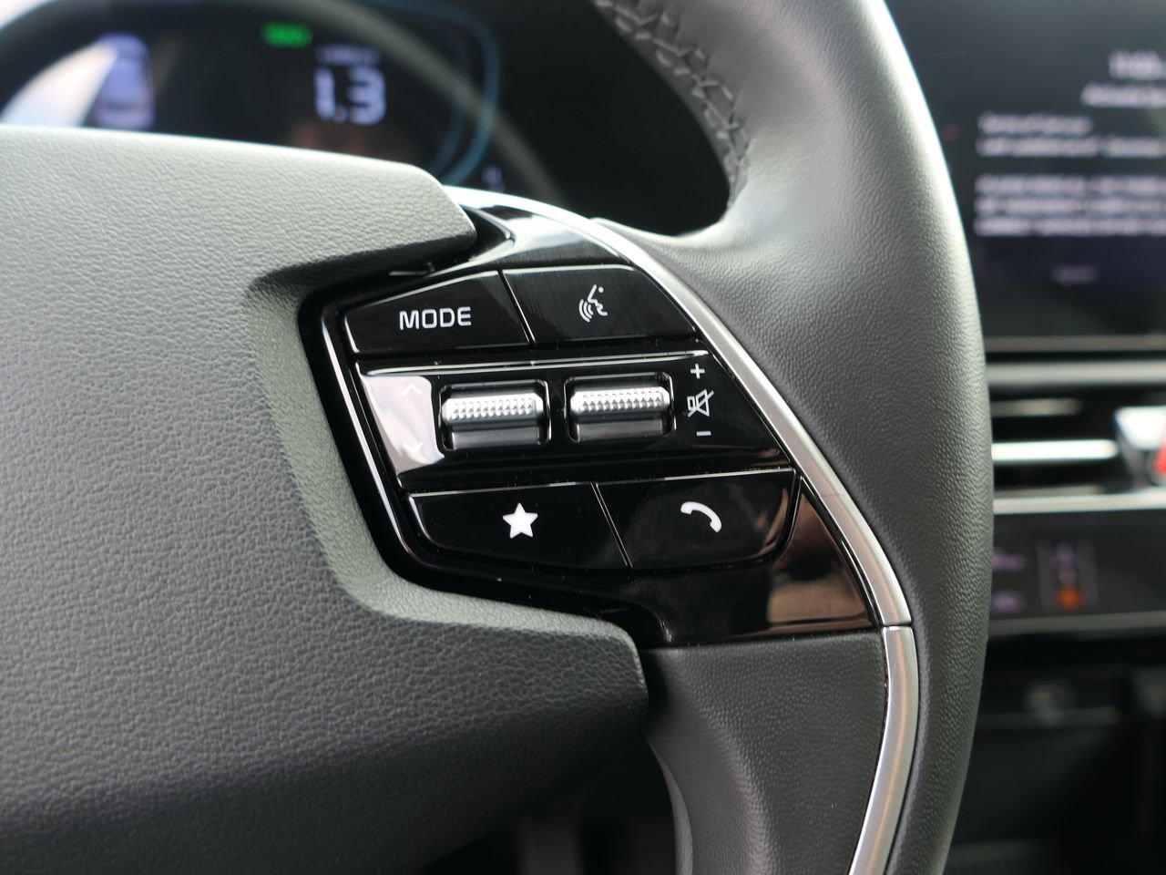 Used 2025 Kia Niro EX image 16