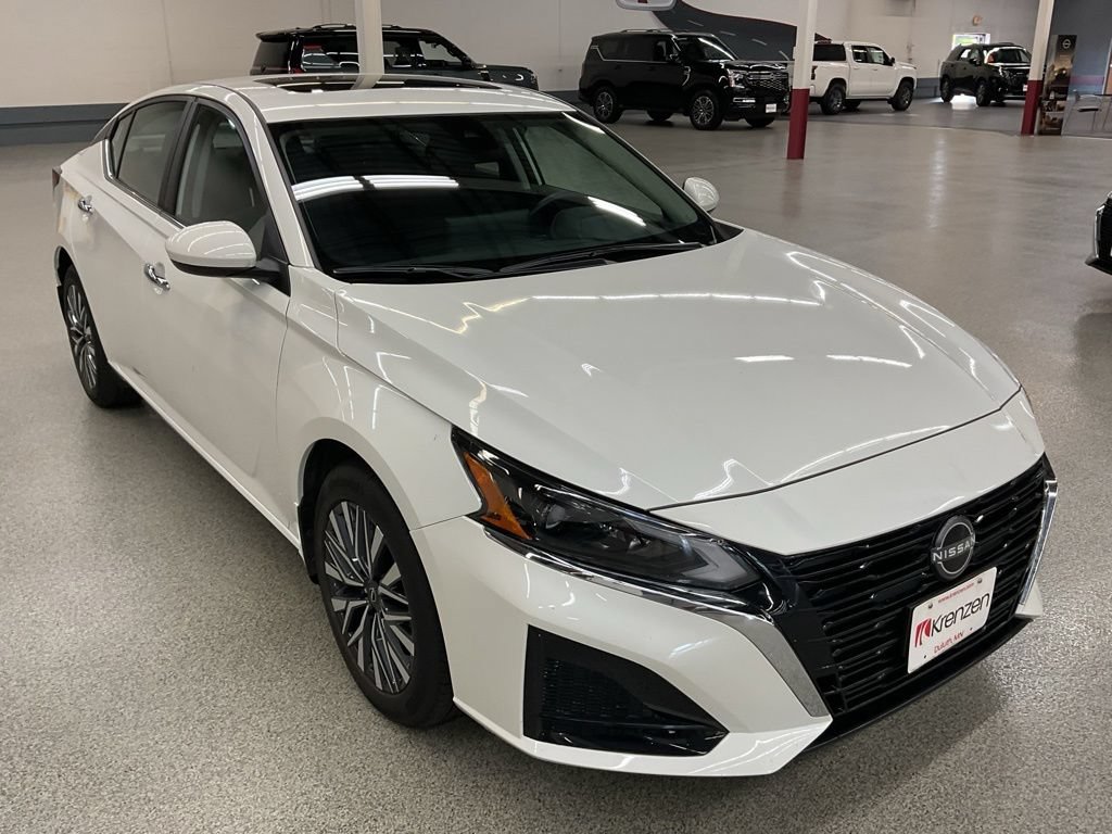 Used 2023 Nissan Altima 2.5 SV w/ SV Premium Package AWD/4WD image 3