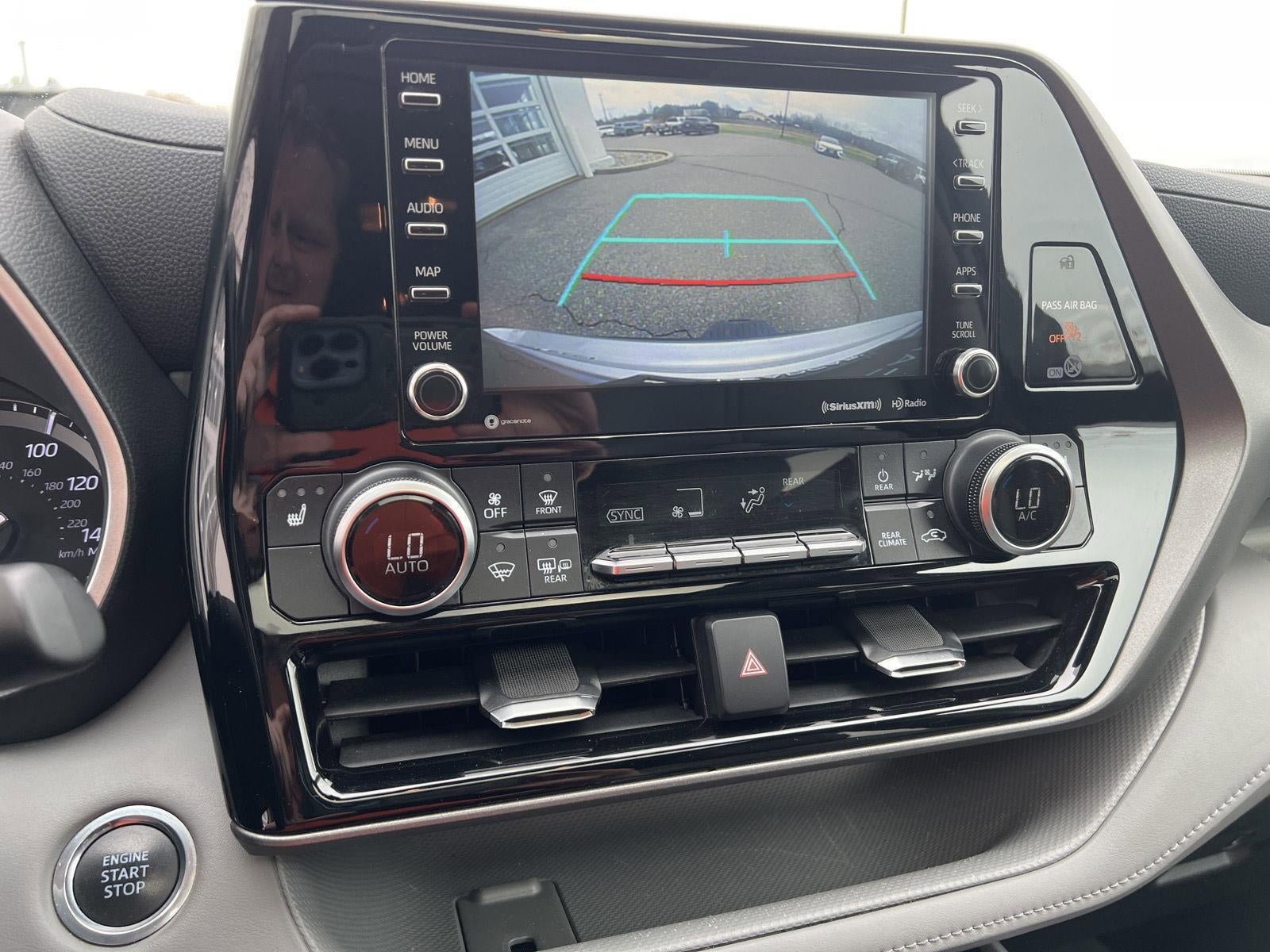 Used 2020 Toyota Highlander XLE AWD/4WD image 6