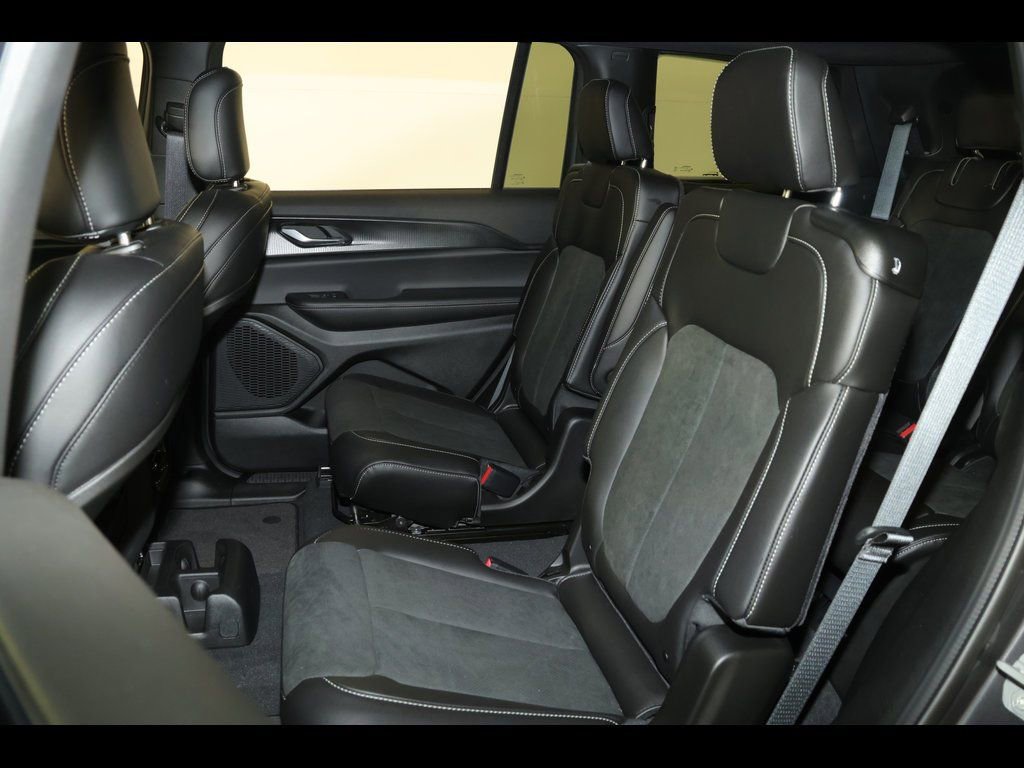 New 2025 Jeep Grand Cherokee L Altitude image 21