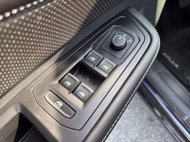 Used 2024 Volkswagen Atlas SE AWD/4WD image 25