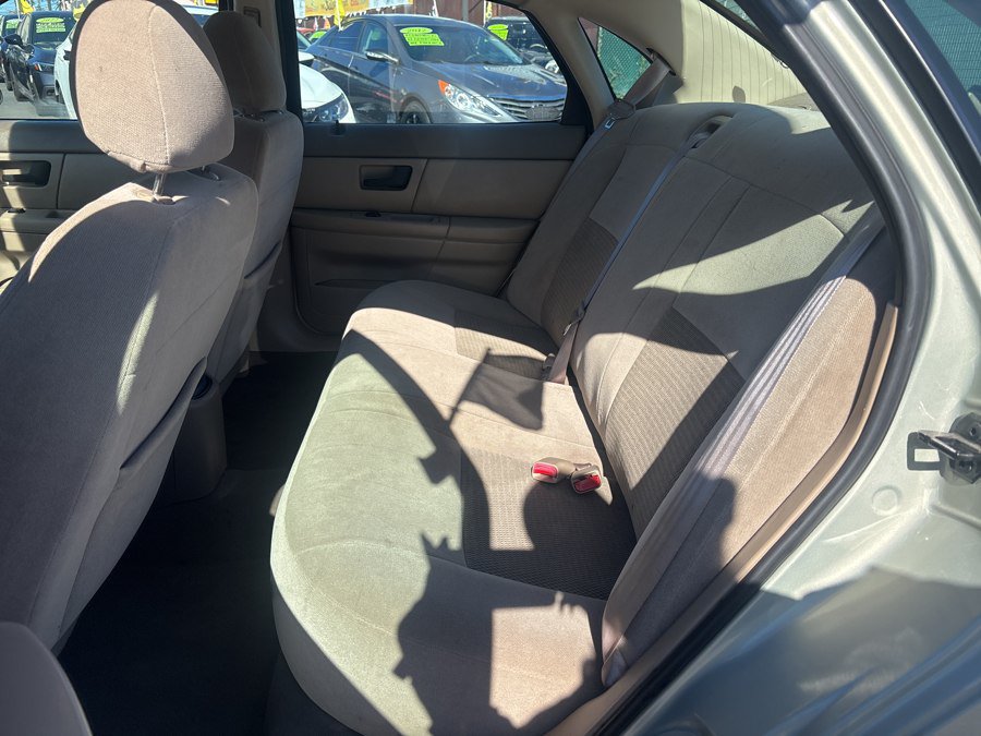 Used 2003 Ford Taurus SE FWD image 23