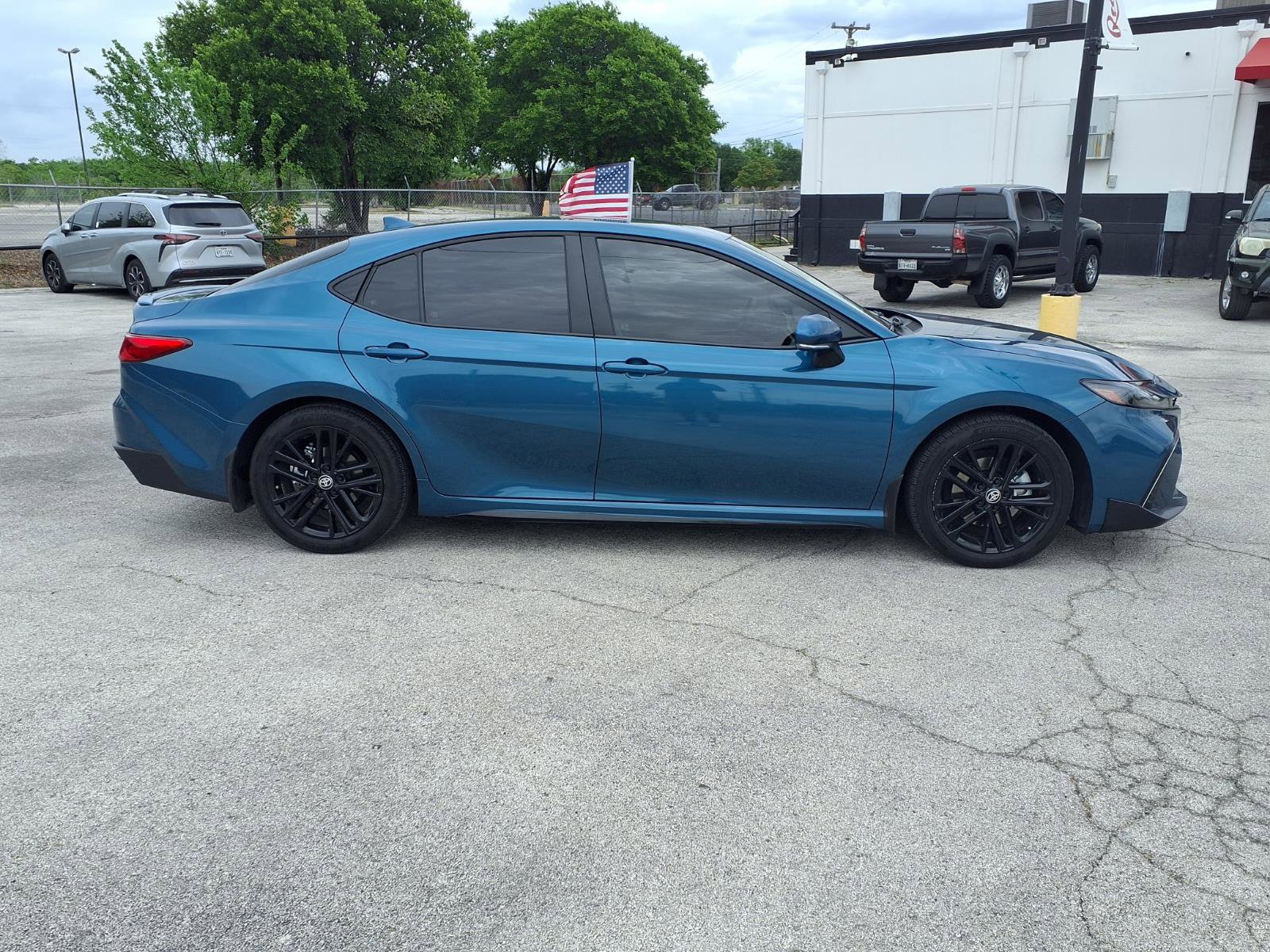 Used 2025 Toyota Camry SE w/ Convenience Package image 4