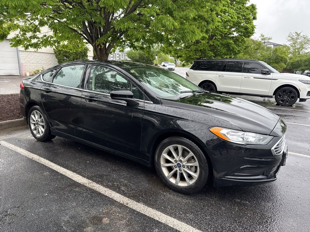 Used 2017 Ford Fusion SE FWD image 1