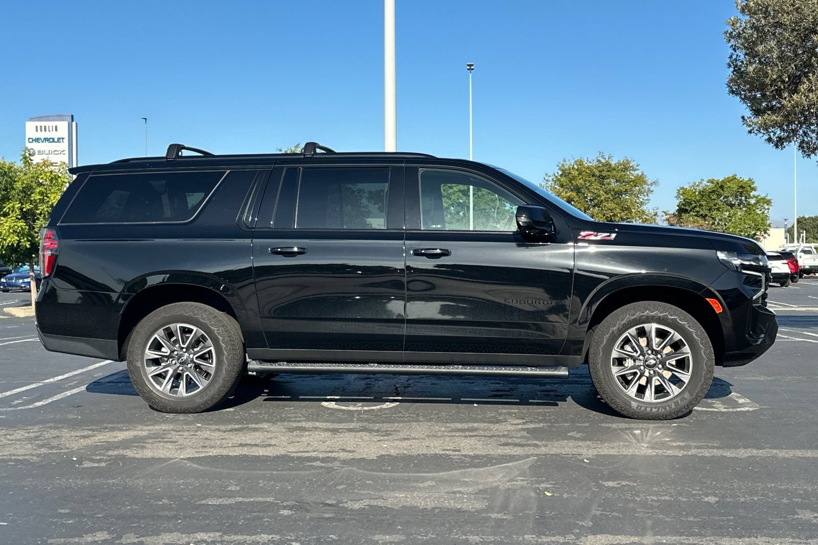 Used 2024 Chevrolet Suburban Z71 w/ Luxury Package AWD/4WD image 3