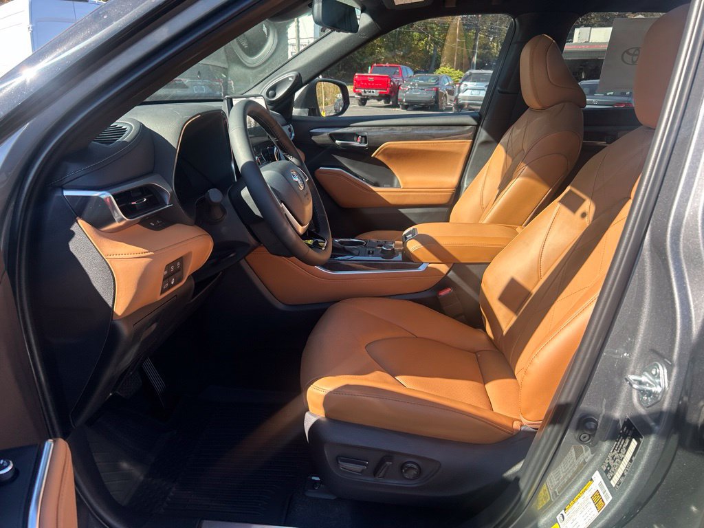 New 2026 Toyota Highlander Platinum AWD/4WD image 9