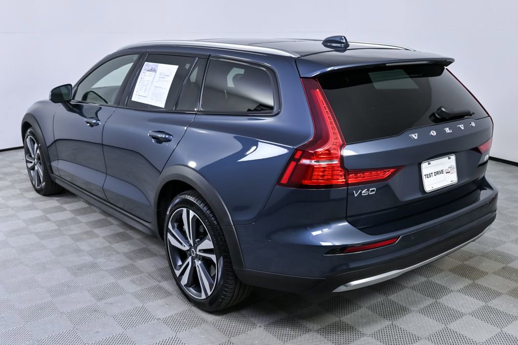 Used 2025 Volvo V60 B5 Cross Country Plus image 4