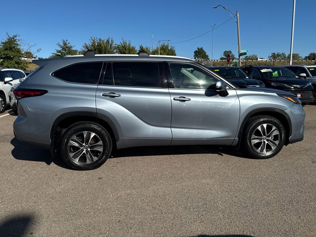 Used 2022 Toyota Highlander XLE image 11
