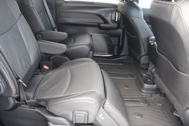 Certified 2025 Toyota Sienna Limited image 18