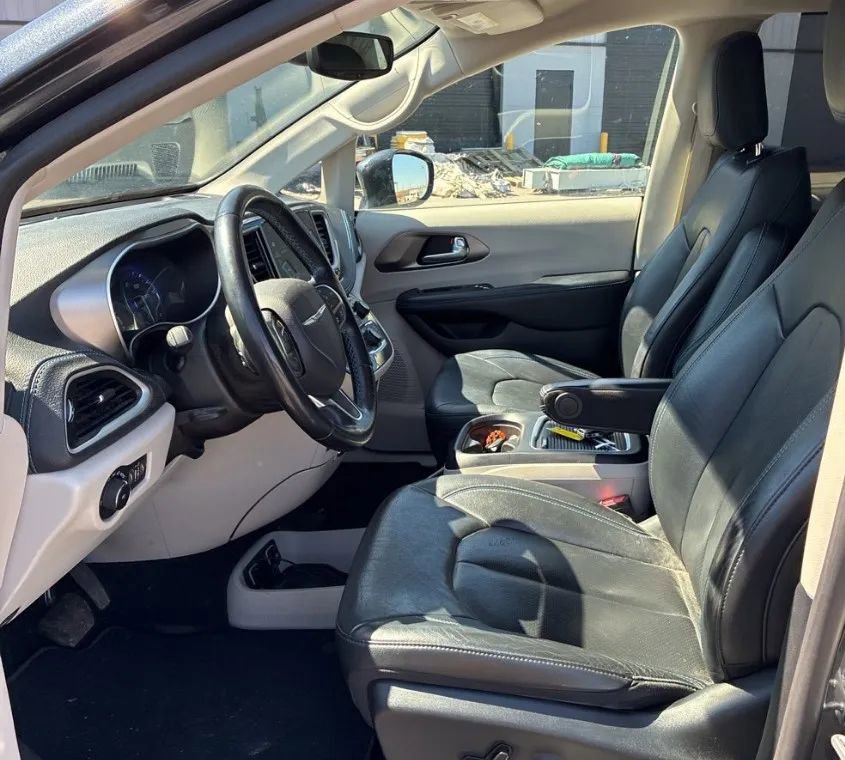 Used 2021 Chrysler Pacifica Touring-L image 2