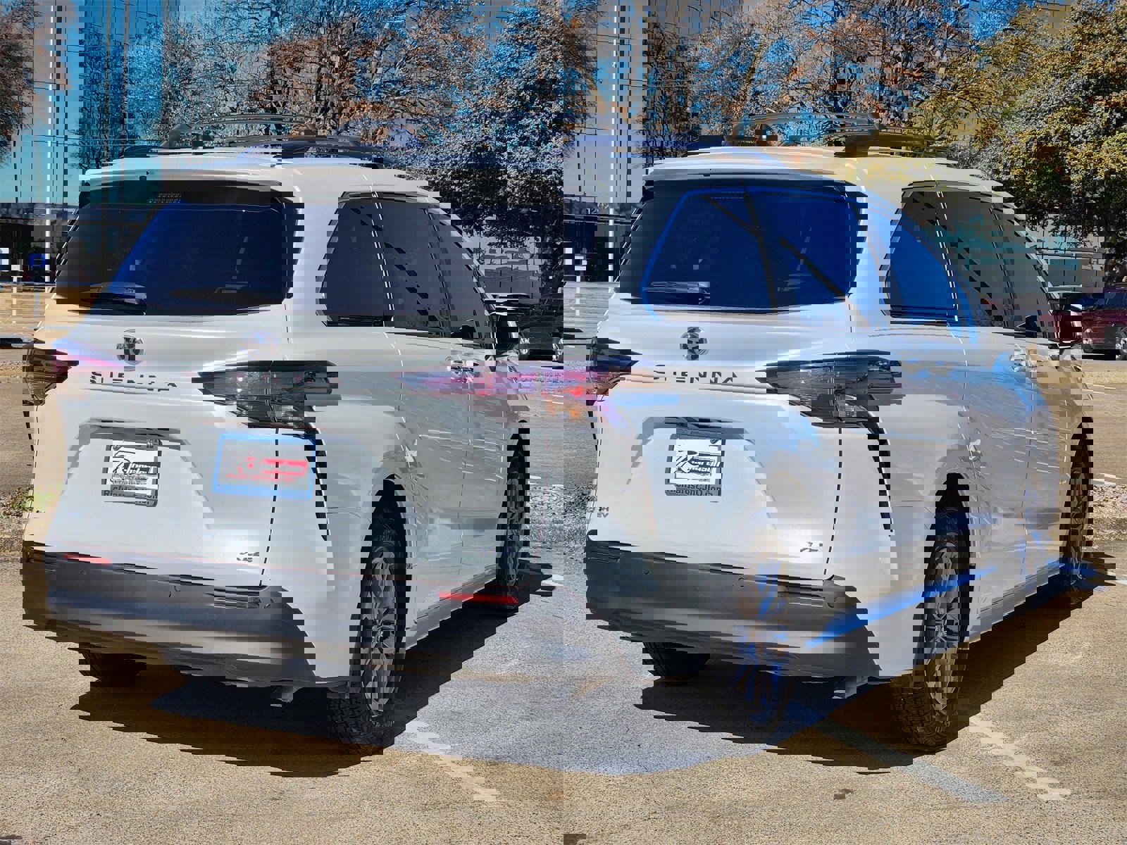 Used 2026 Toyota Sienna XLE image 4