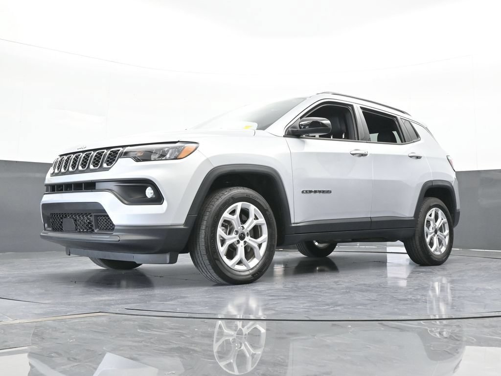 Used 2025 Jeep Compass Latitude AWD/4WD image 25