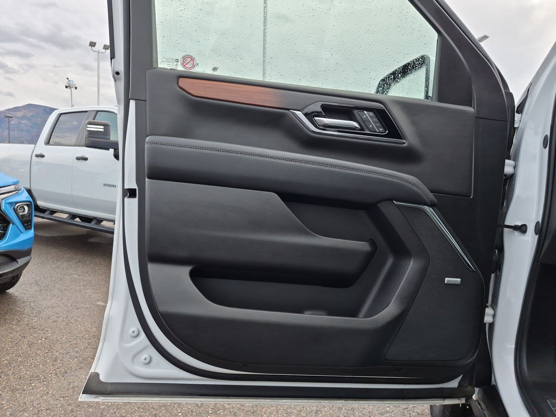 Used 2025 GMC Yukon XL Denali AWD/4WD image 12