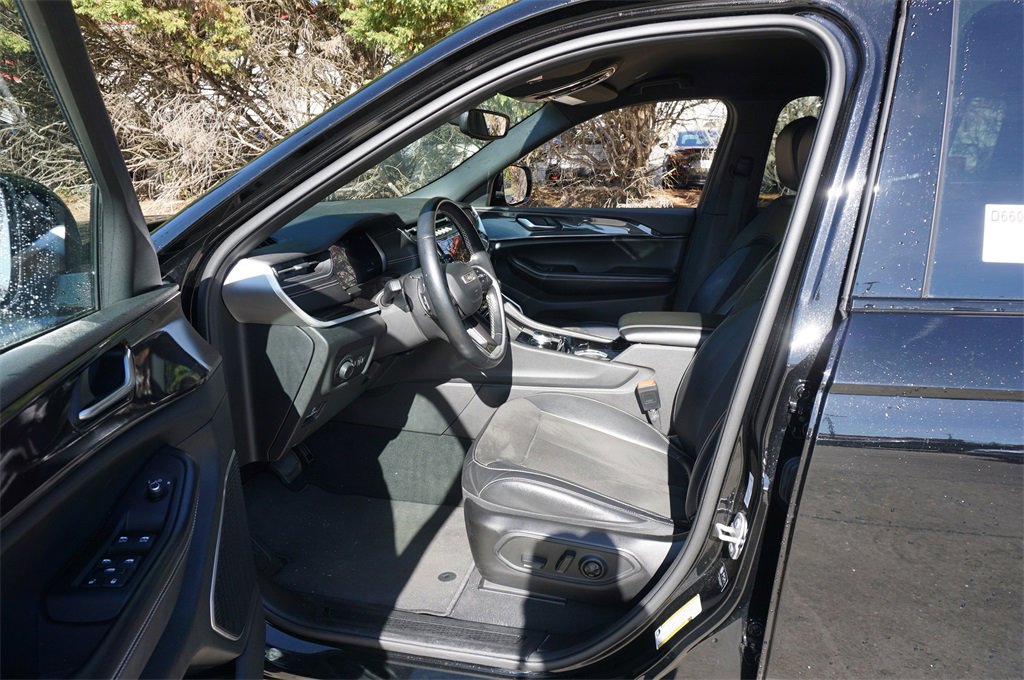 Used 2022 Jeep Grand Cherokee Altitude image 2