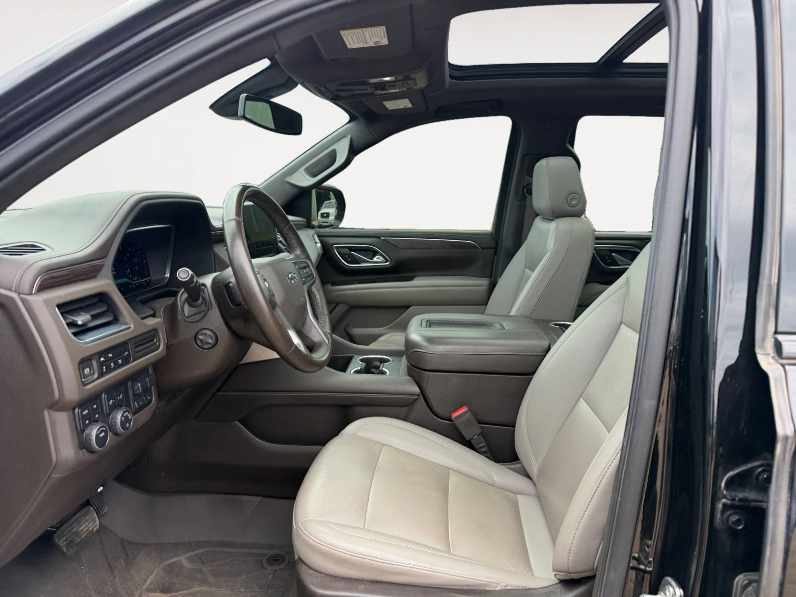 Used 2022 Chevrolet Tahoe Z71 w/ Luxury Package AWD/4WD image 9