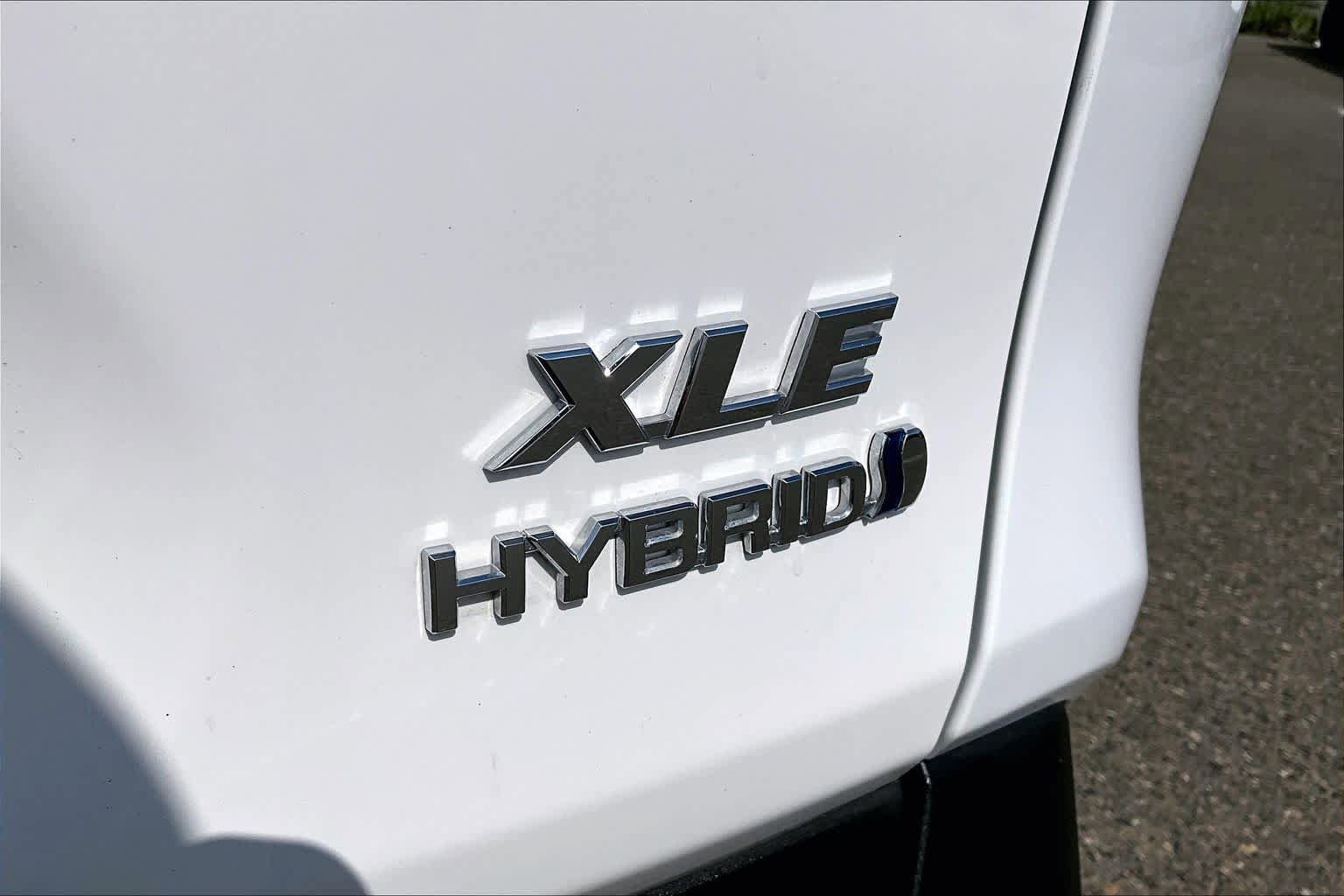 Used 2024 Toyota RAV4 XLE AWD/4WD image 9