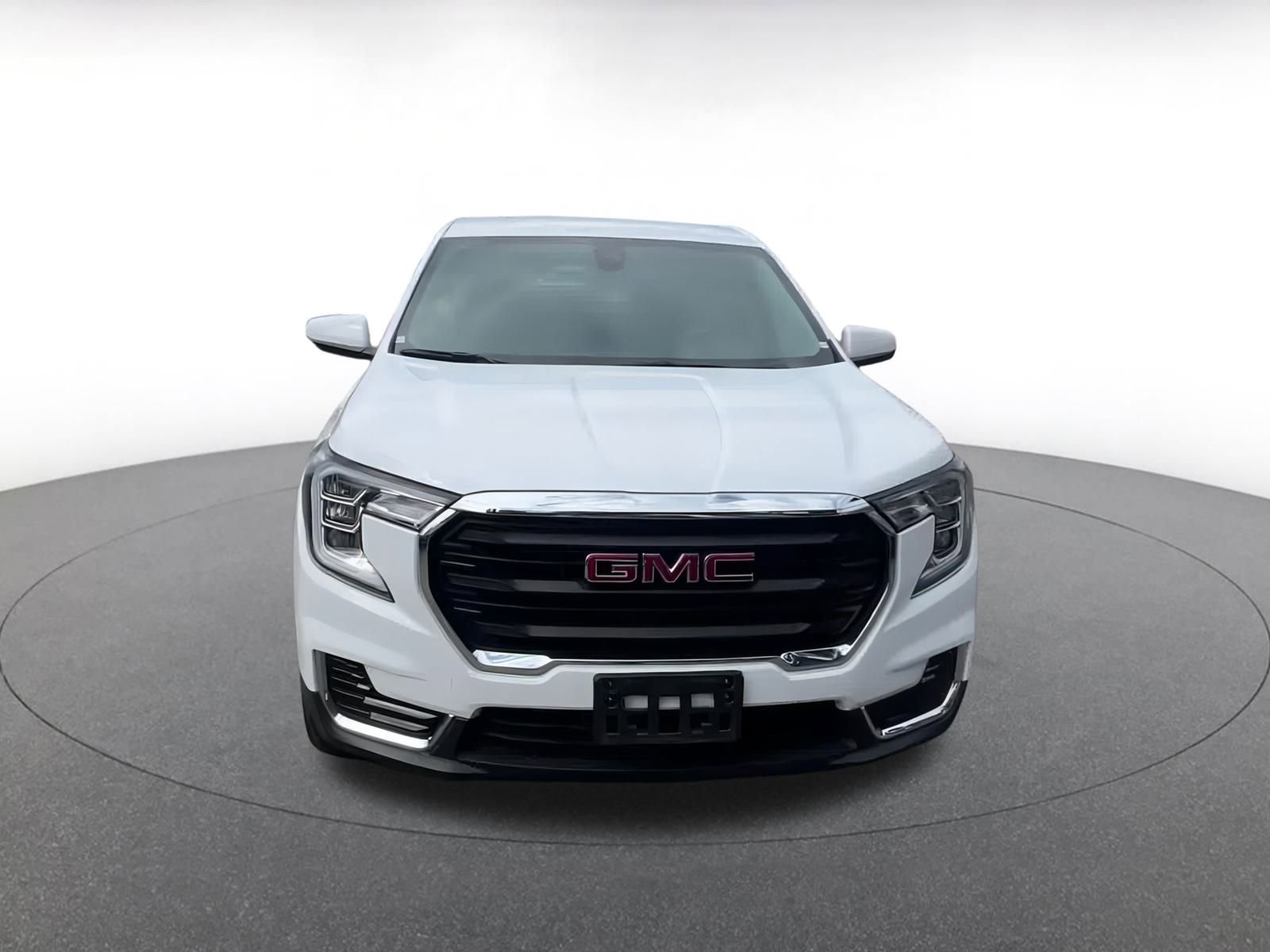 Used 2024 GMC Terrain SLE image 4