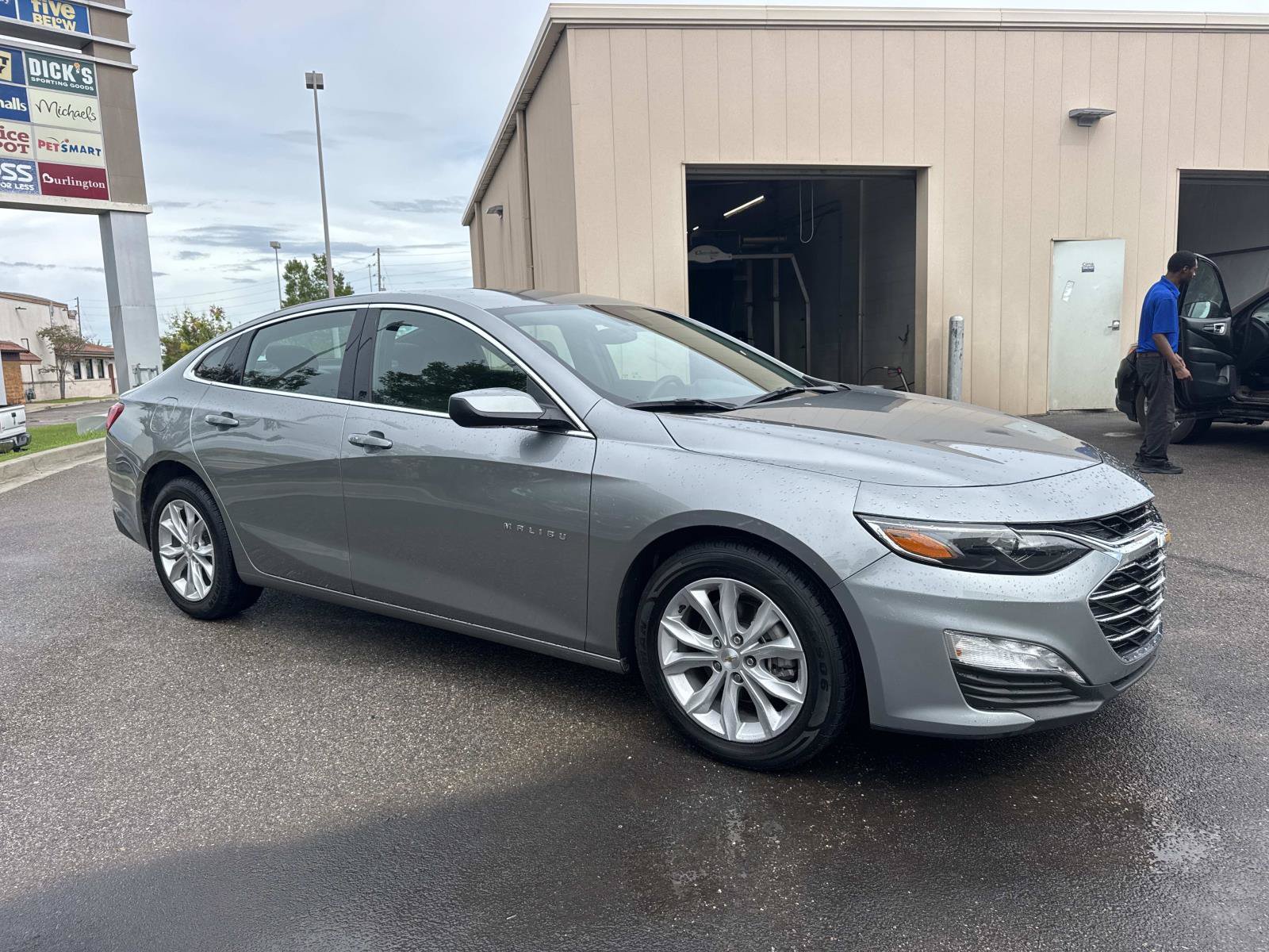 Used 2025 Chevrolet Malibu LT FWD image 3