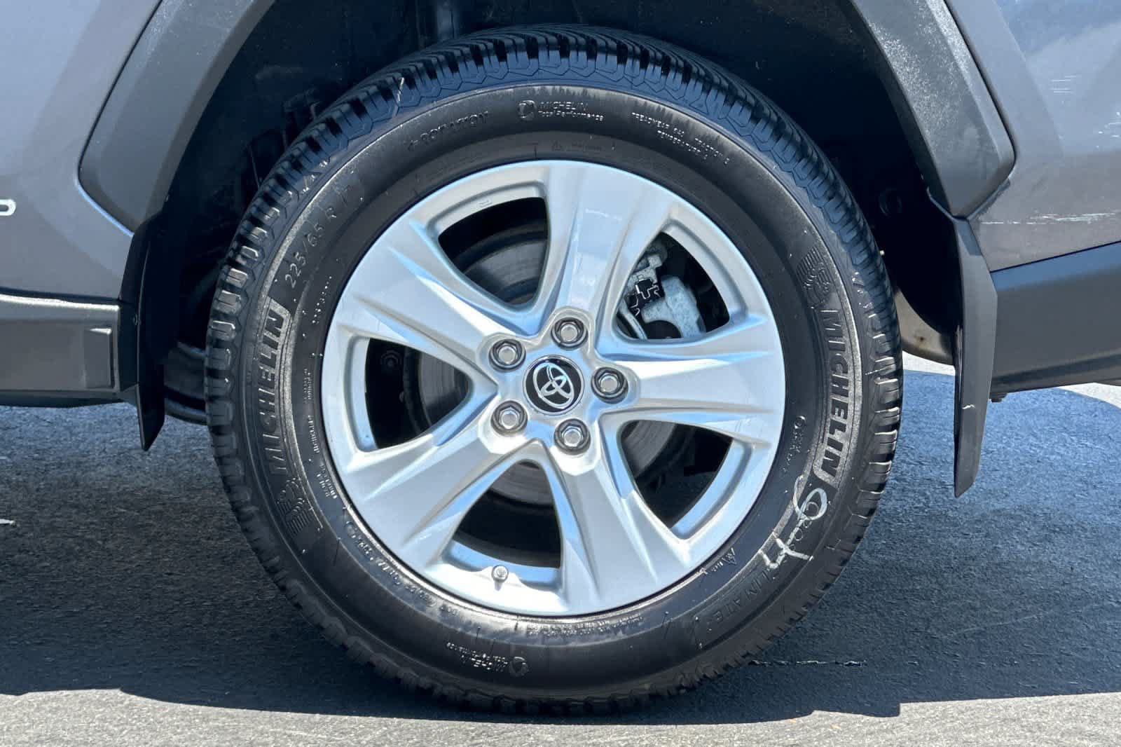 Used 2019 Toyota RAV4 LE AWD/4WD image 30