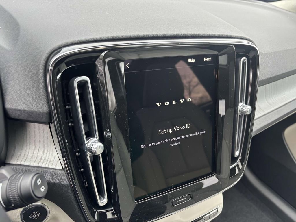 Used 2025 Volvo XC40 B5 Plus w/ Protection Package Premier image 19