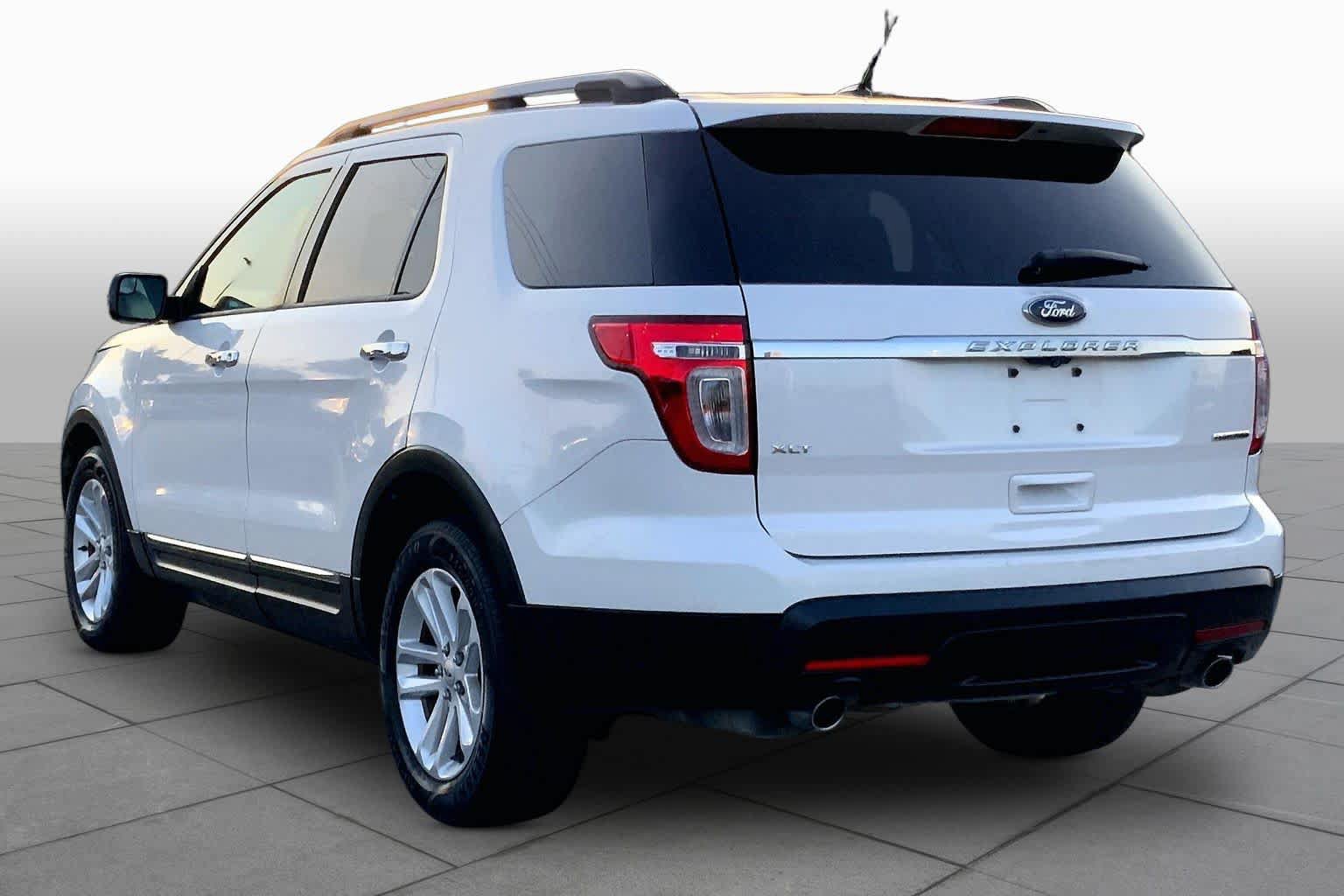 Used 2015 Ford Explorer XLT w/ Equipment Group 202B FWD image 12