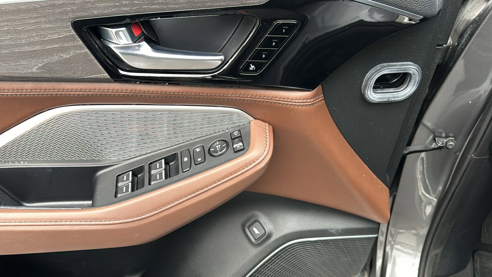 Used 2023 Acura MDX SH-AWD w/ Advance Package image 12