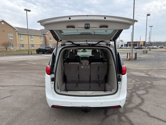 Used 2018 Chrysler Pacifica Touring-L image 7