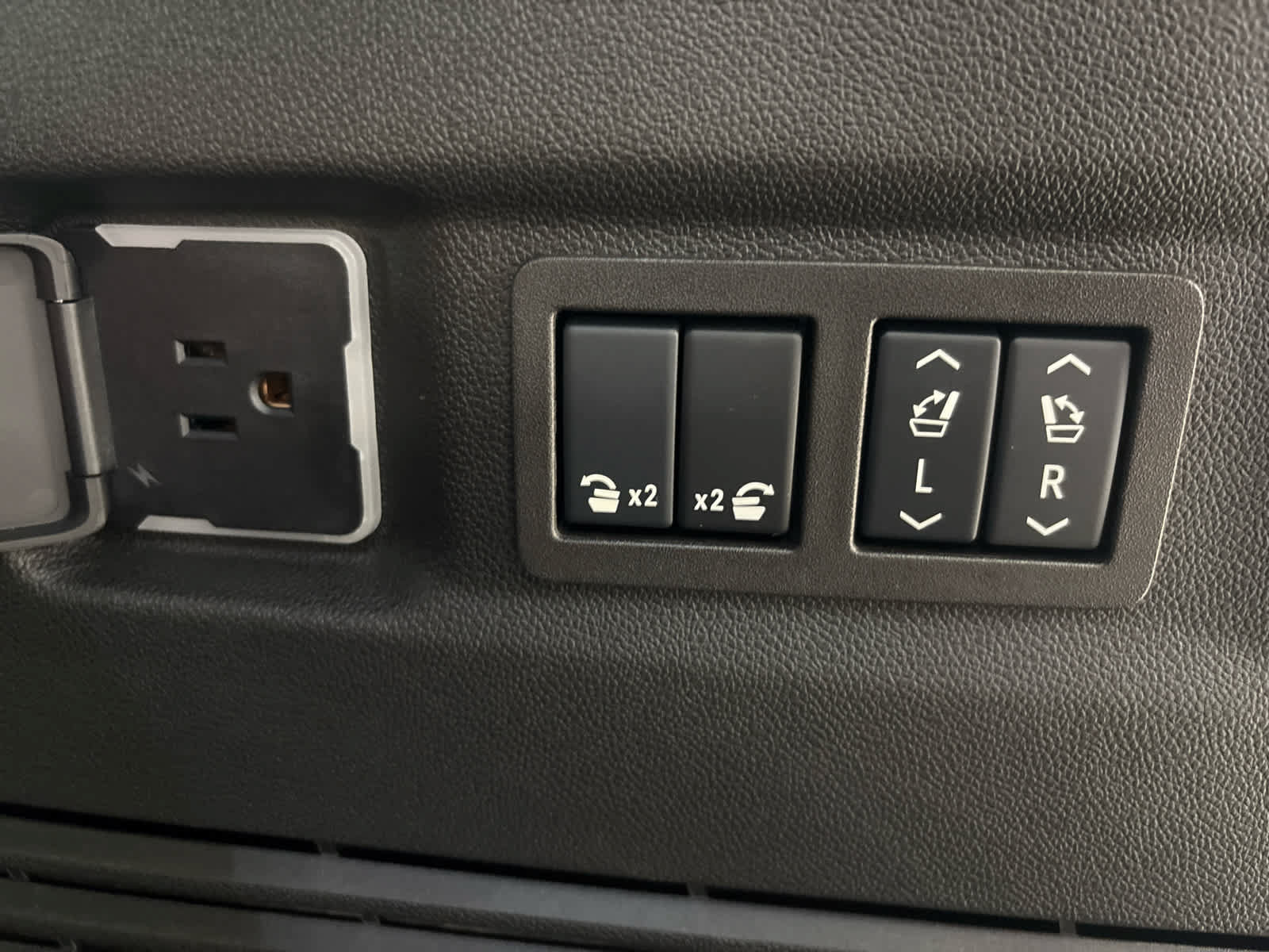 Used 2024 Chevrolet Suburban High Country AWD/4WD image 12