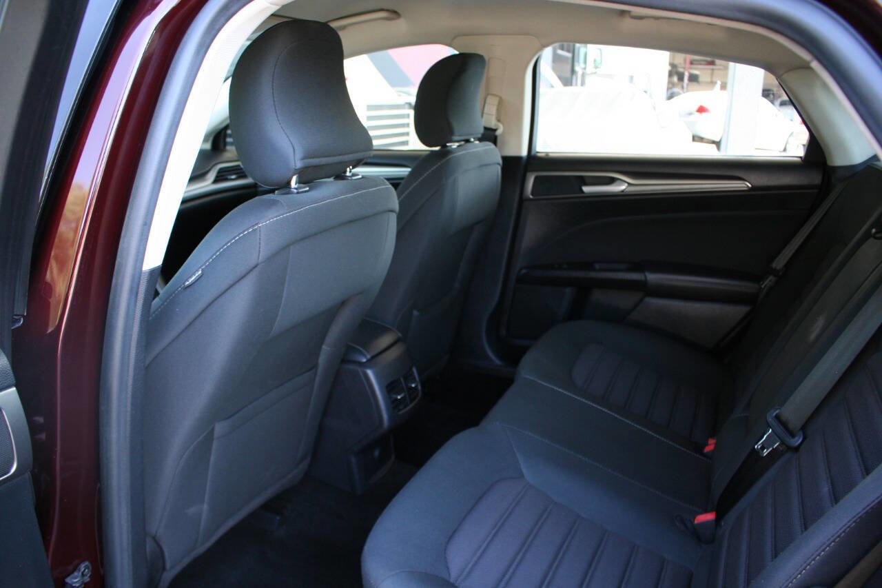 Used 2018 Ford Fusion SE w/ Fusion SE Technology Package FWD image 24