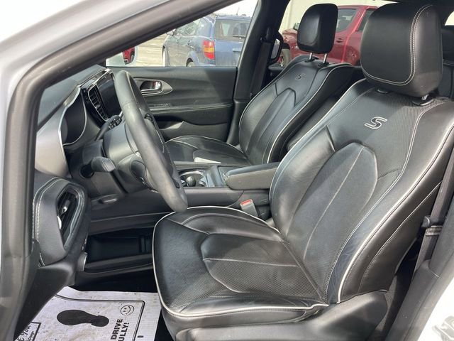 Used 2022 Chrysler Pacifica Limited w/ Uconnect Theater Family Group FWD image 11